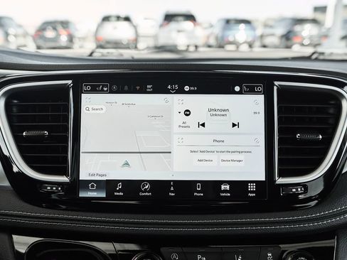 Used 2025 Chrysler Pacifica Limited image 36