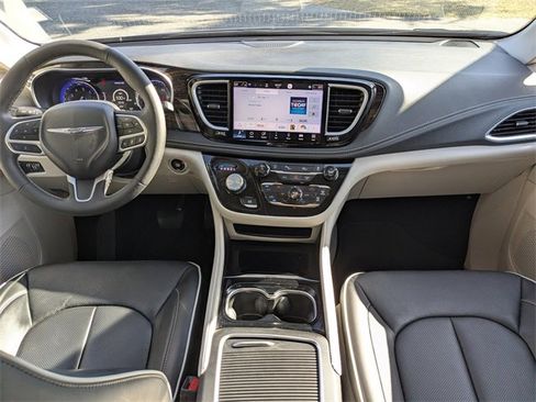 Certified 2024 Chrysler Pacifica Limited image 14