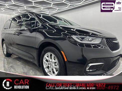 Used 2023 Chrysler Pacifica Touring-L FWD image 1
