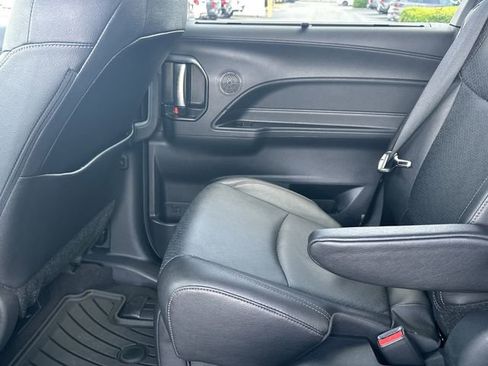 Used 2025 Toyota Sienna Limited FWD image 6