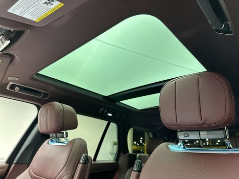 Certified 2025 Land Rover Range Rover SE AWD/4WD image 8