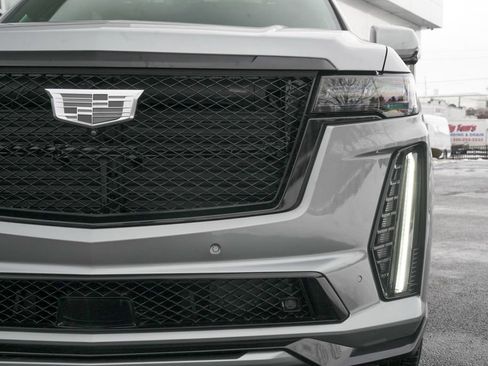 Used 2023 Cadillac Escalade V w/ LPO, ONYX Package image 15