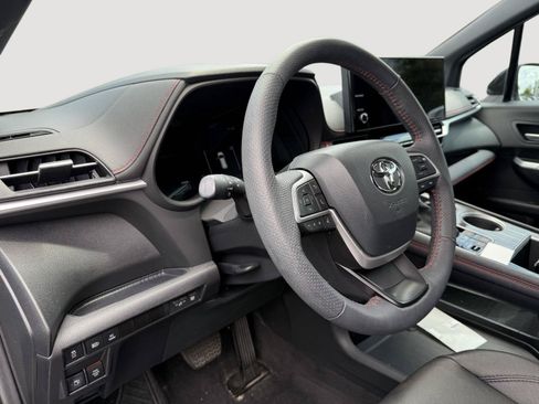 Used 2025 Toyota Sienna XSE w/ XSE Plus Package FWD image 11