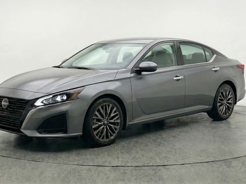Used 2025 Nissan Altima 2.5 SV image 3
