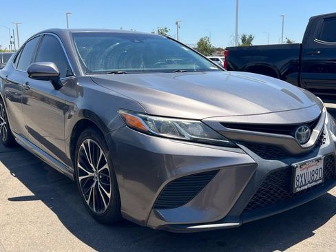 Used 2018 Toyota Camry SE FWD image 2