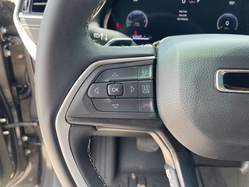 Used 2025 Jeep Grand Cherokee Altitude AWD/4WD image 18