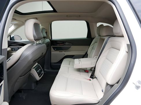 Used 2025 Lincoln Nautilus Reserve AWD/4WD image 11