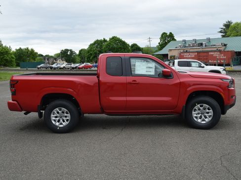 Used 2024 Nissan Frontier SV image 7