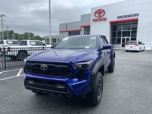 Certified 2025 Toyota Tacoma TRD Off-Road AWD/4WD image 4