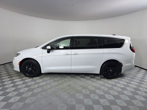 Used 2023 Chrysler Pacifica Touring FWD image 8