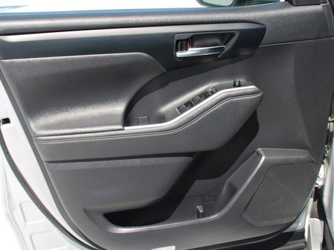 Used 2023 Toyota Highlander XLE FWD image 10