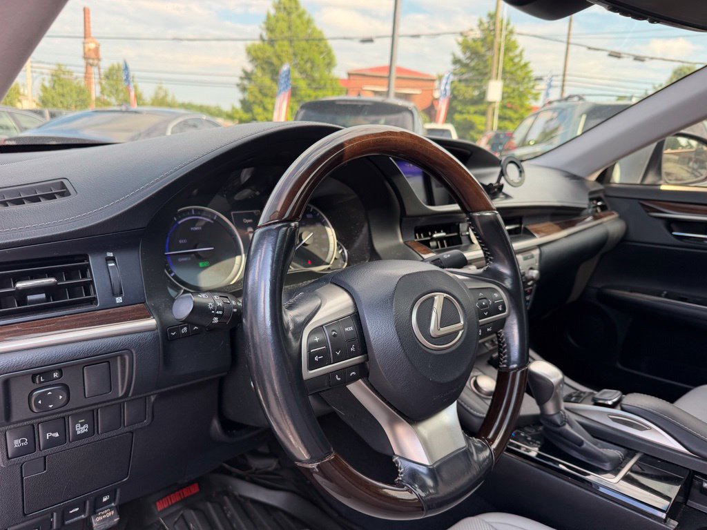 Used 2017 Lexus ES 300h w/ Navigation System Package FWD image 12