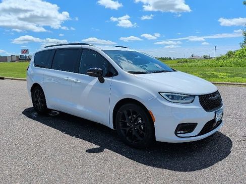Used 2024 Chrysler Pacifica Touring-L w/ S Appearance Package FWD image 10