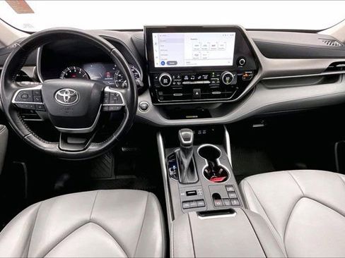 Used 2023 Toyota Highlander XLE AWD/4WD image 15