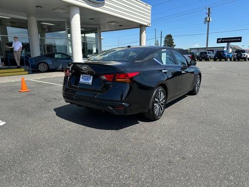 Used 2025 Nissan Altima 2.5 SV FWD image 2