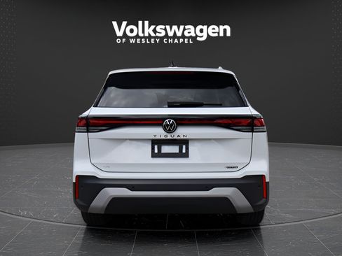 Certified 2025 Volkswagen Tiguan SE w/ Panoramic Sunroof Package AWD/4WD image 7