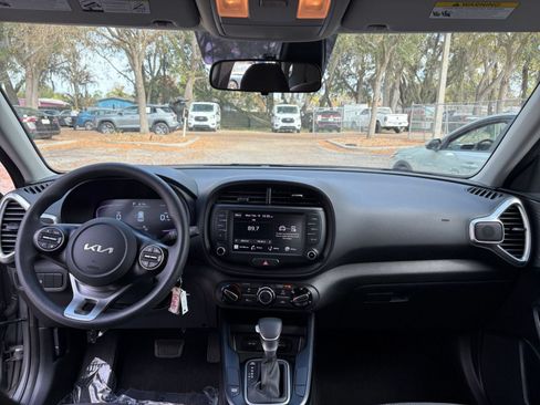 Used 2025 Kia Soul LX w/ LX Technology Package FWD image 28