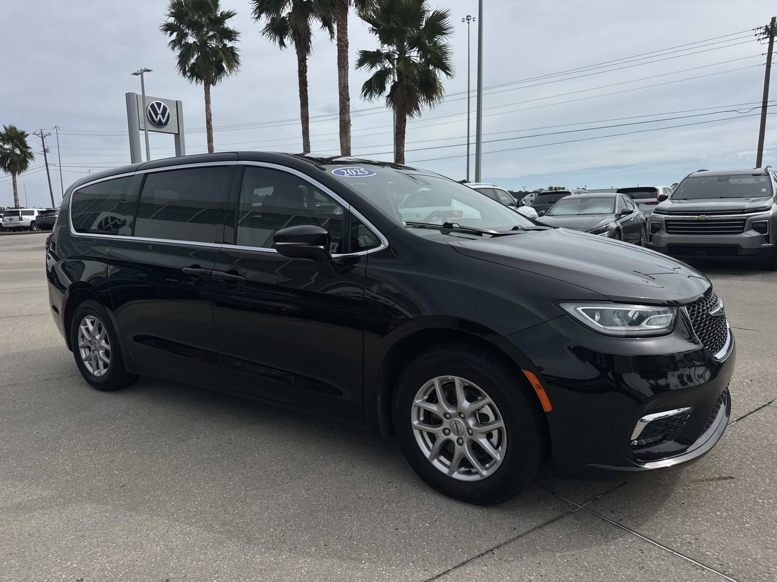 Used 2025 Chrysler Pacifica Select FWD image 3