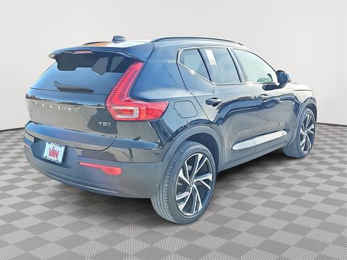Used 2022 Volvo XC40 T5 R-Design w/ Advanced Package image 5