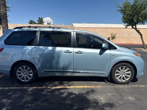 Used 2017 Toyota Sienna XLE w/ XLE Navigation Package AWD/4WD image 4