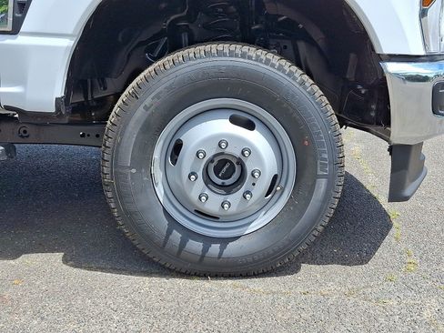 New 2025 Ford F350 XL w/ XL Chrome Package image 9