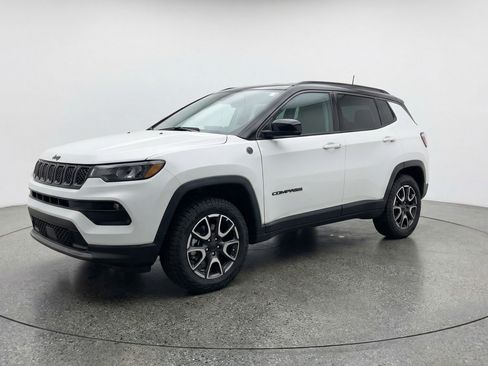 Used 2025 Jeep Compass Trailhawk image 3