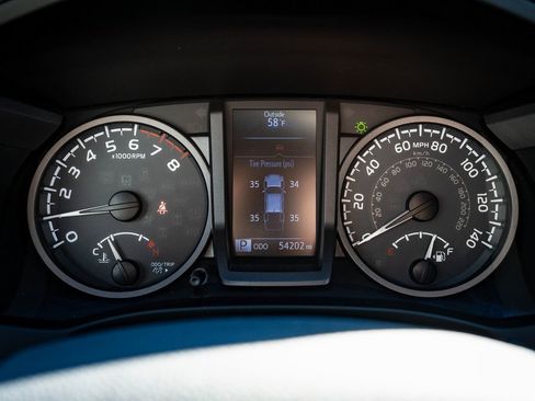 Used 2017 Toyota Tacoma TRD Sport image 32