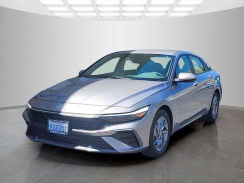 Used 2024 Hyundai Elantra SEL FWD image 2