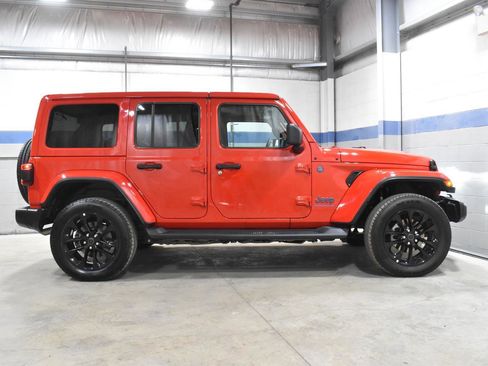 Used 2025 Jeep Wrangler Sahara image 28