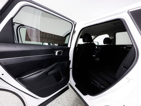 Used 2022 Kia Sorento LX image 16