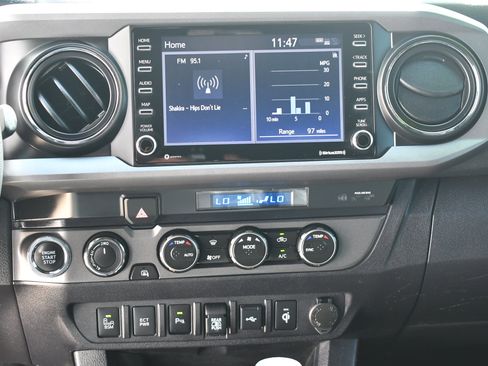 Used 2022 Toyota Tacoma TRD Off-Road w/ Technology Package image 15