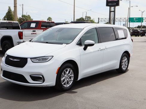 Used 2023 Chrysler Pacifica Touring-L FWD image 5