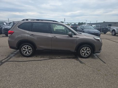 Used 2023 Subaru Forester Premium AWD/4WD image 6