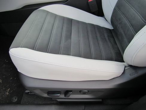 New 2025 Mitsubishi Outlander SE image 14