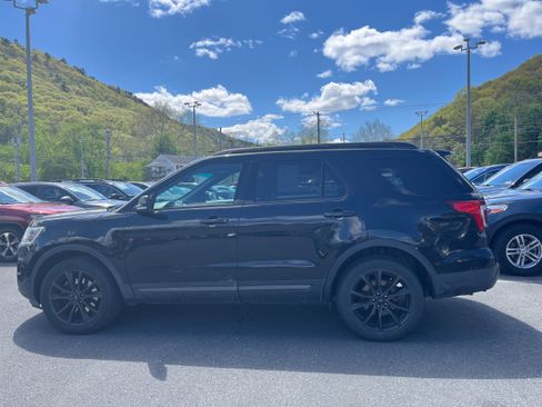 Used 2018 Ford Explorer XLT w/ Equipment Group 202A image 6
