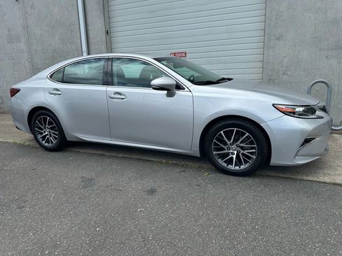 Used 2016 Lexus ES 350 w/ Premium Package w/Wood Trim image 3