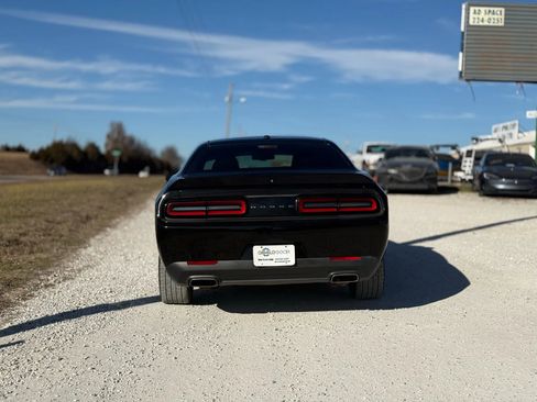 Used 2018 Dodge Challenger SXT image 4