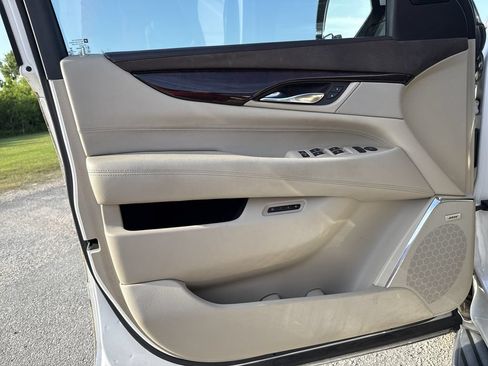 Used 2016 Cadillac Escalade ESV Luxury RWD image 10