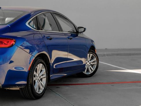 Used 2017 Chrysler 200 Limited Platinum image 5