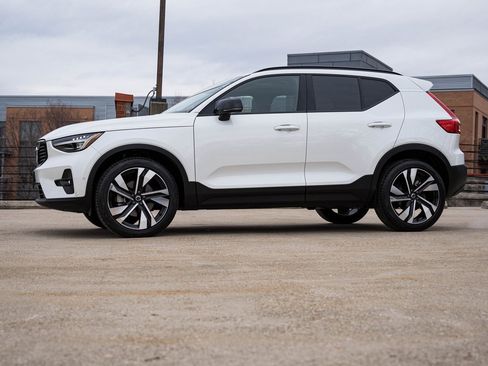 Certified 2025 Volvo XC40 B5 Ultra w/ Climate Package image 3