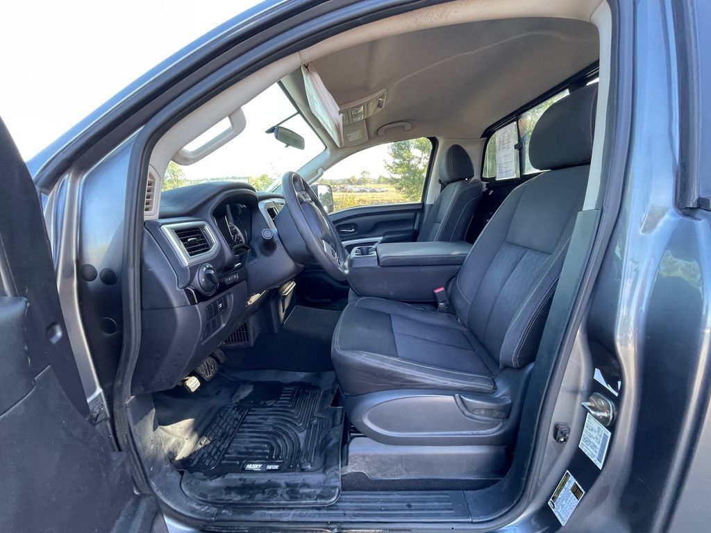 Used 2017 Nissan Titan SV RWD image 3