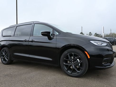 New 2026 Chrysler Pacifica Select image 5