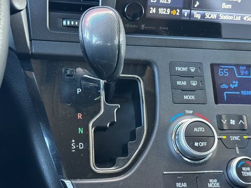 Used 2017 Toyota Sienna SE FWD image 17