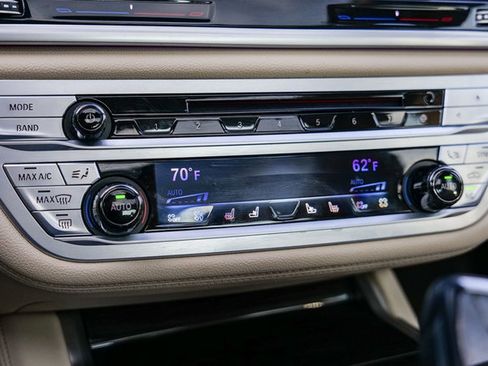 Used 2019 BMW 750i xDrive w/ Executive Package AWD/4WD image 27
