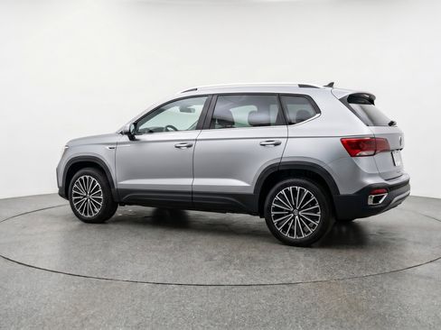 Used 2025 Volkswagen Taos SE FWD image 6