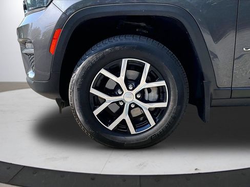 Certified 2023 Jeep Grand Cherokee Limited w/ MOPAR Finishing Package AWD/4WD image 33