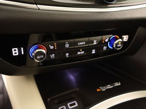 Used 2022 Buick Enclave Premium w/ Experience Buick Package image 8