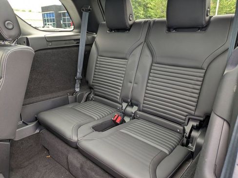 Used 2024 Land Rover Discovery Dynamic SE AWD/4WD image 32