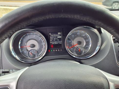 Used 2016 Chrysler Town & Country Touring image 17