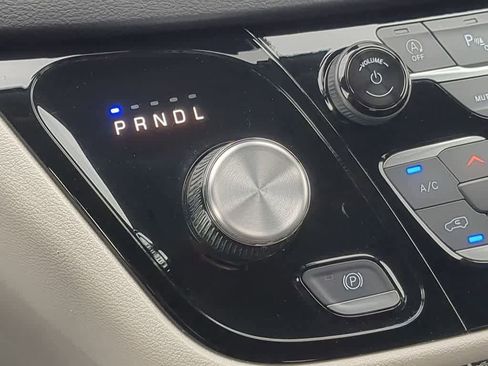 Used 2024 Chrysler Pacifica Touring-L image 29